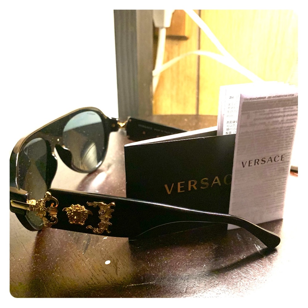 NEW! Unisex Versace polarized sunglasses!